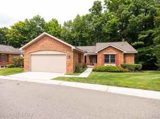7300 Meadowridge Cir, West Bloomfield, MI 48322