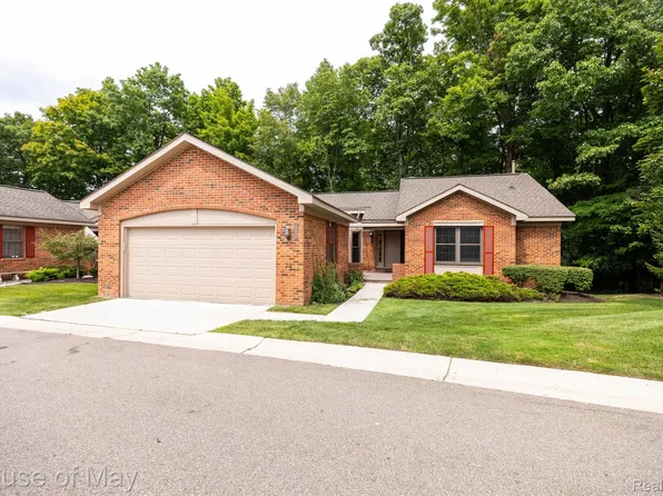 7300 Meadowridge Cir, West Bloomfield, MI 48322