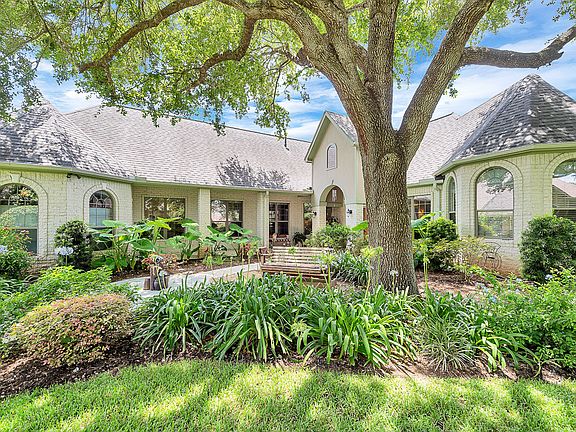 4th image of 4611 Lake Village Dr