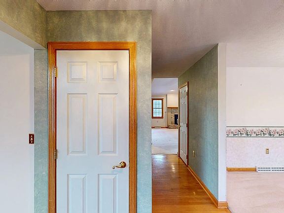 2nd image of 102 Spinnaker Ct