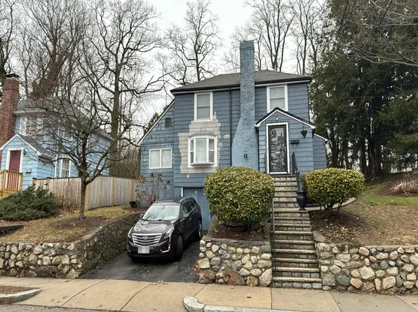 11 Braeburn Rd, Hyde Park, MA 02136