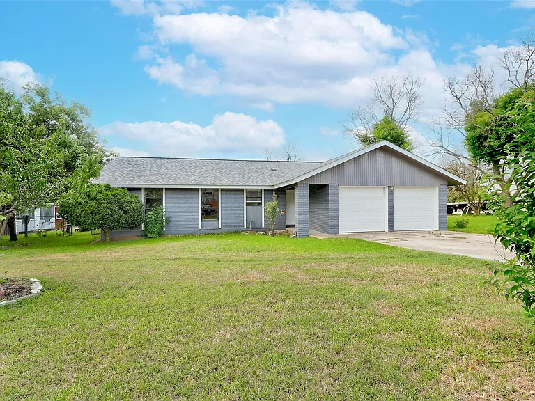 820 Stadium Dr — Photo 2