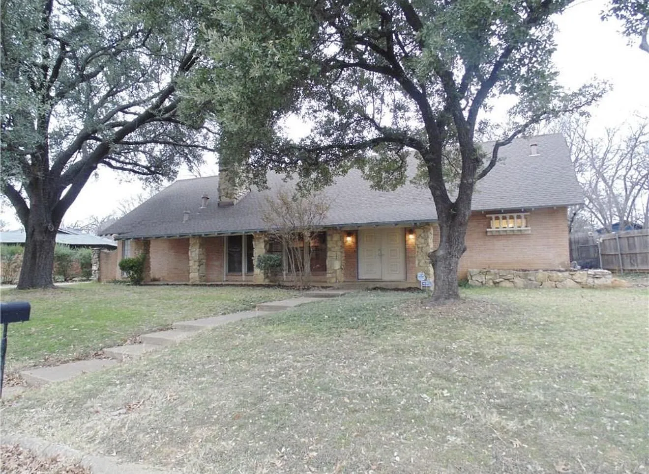 2 bed, 1.0 bath, 2406 sqft, $910 — Photo 4