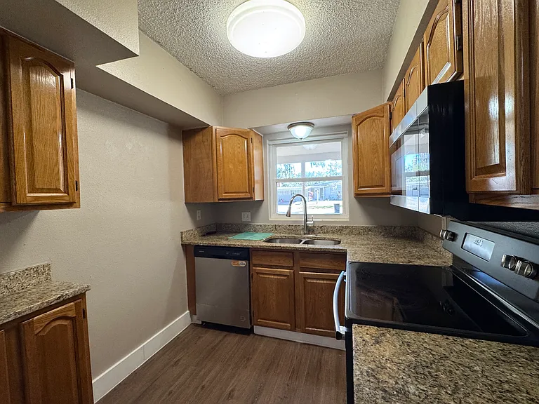 310 Longwood Dr — Photo 8