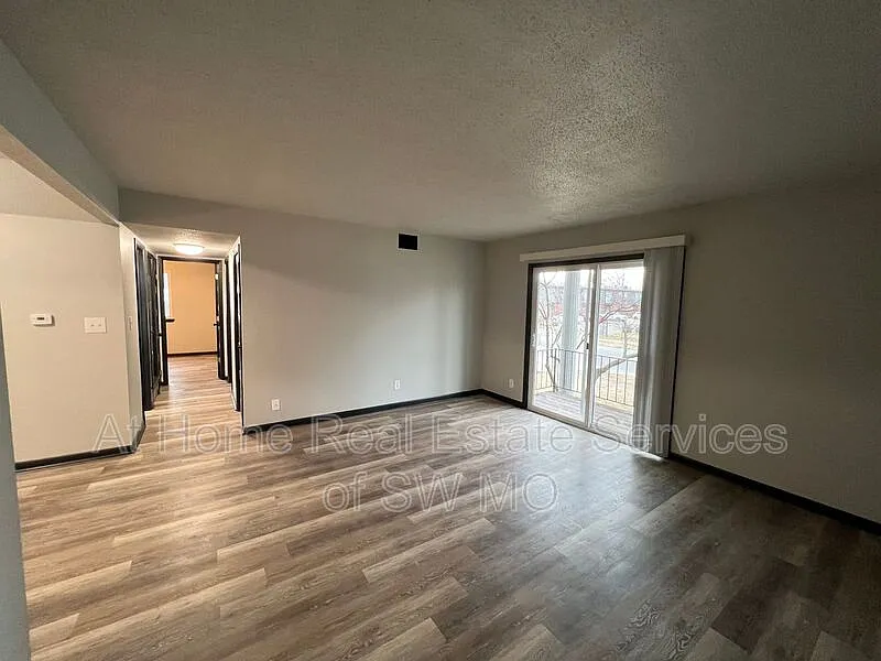 2 bed, 1.5 bath, 1000 sqft, $1,080 — Photo 2