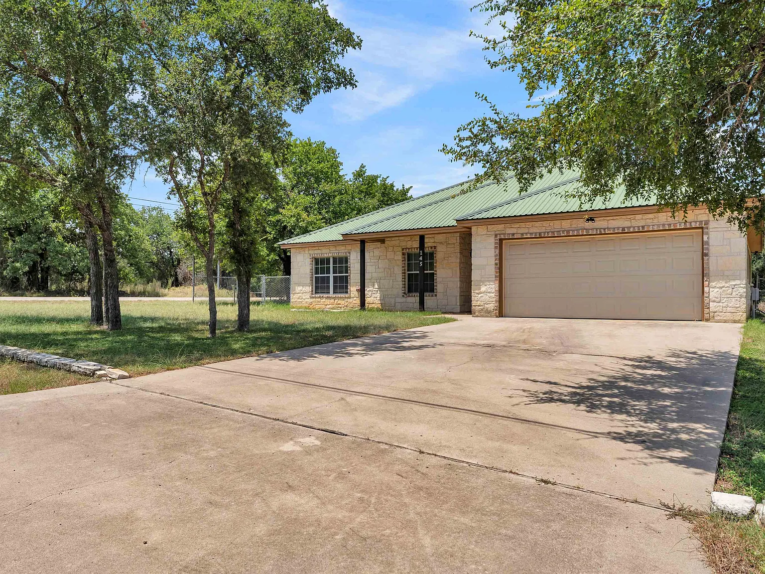 3 bed, 2.0 bath, 1649 sqft, $2,250 — Photo 3