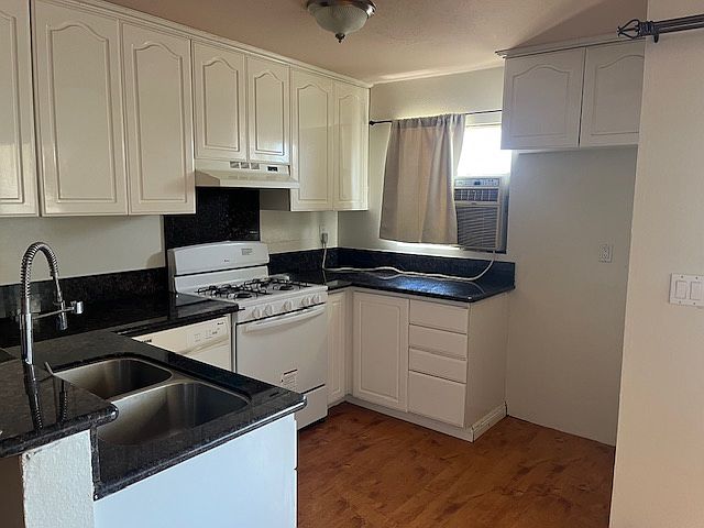 2nd image of 18530 Hatteras St Unit 323
