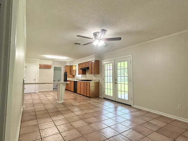 207 Foreman Dr — Photo 3