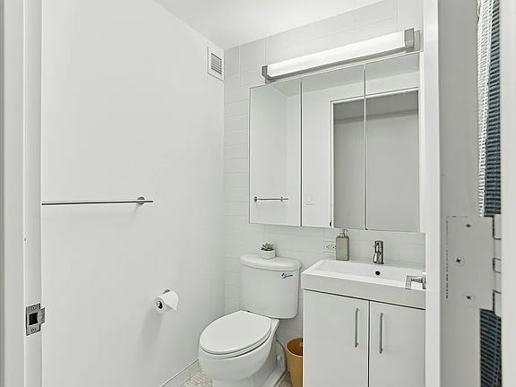 5th image of 20 Exchange Pl APT 1012