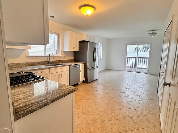 3rd image of 110 Churchill Ave Floor 1
