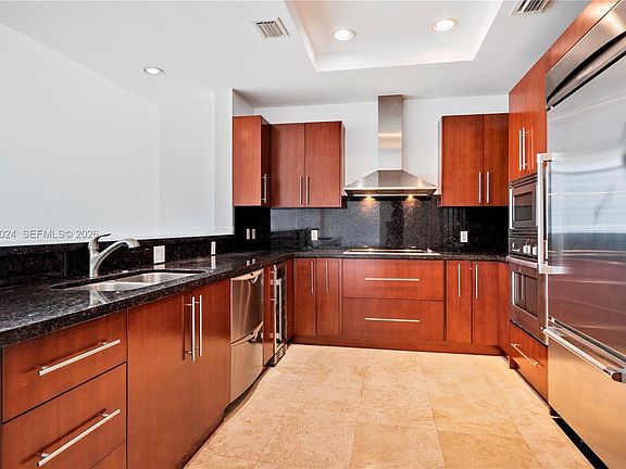 4th image of 1090 NW North River Dr APT 402