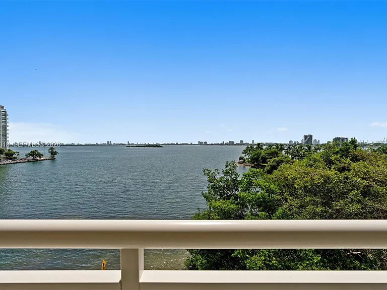 2000 N Bayshore Dr #420 — Photo 7