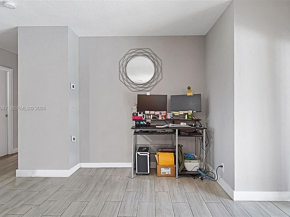 4th image of 912 NE 9th Ct