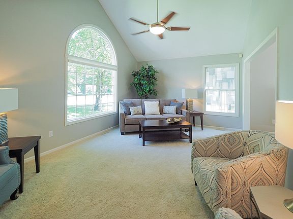 3093 Bryn Mawr Dr-104
