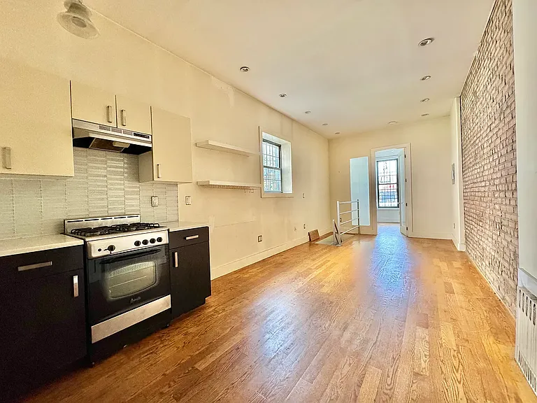 12 Underhill Ave #1R — Photo 2