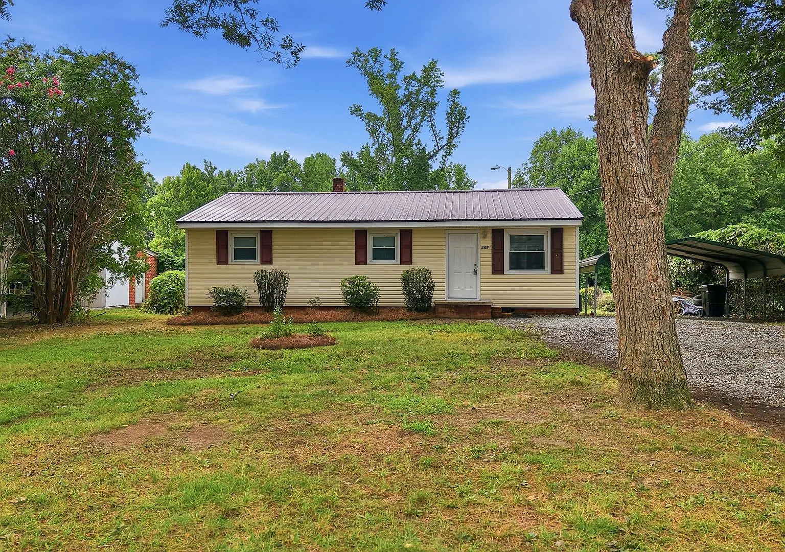 3 Bedroom 1 Bathroom — Photo 4