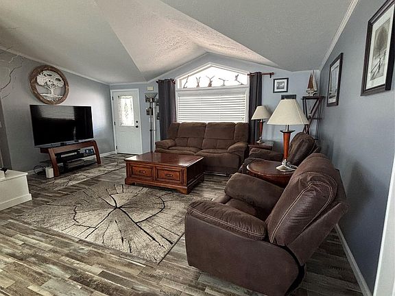 4th image of 575 Blue Lake Ct