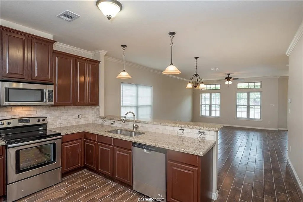 5 bed, 3696 sqft, $3,000 — Photo 3