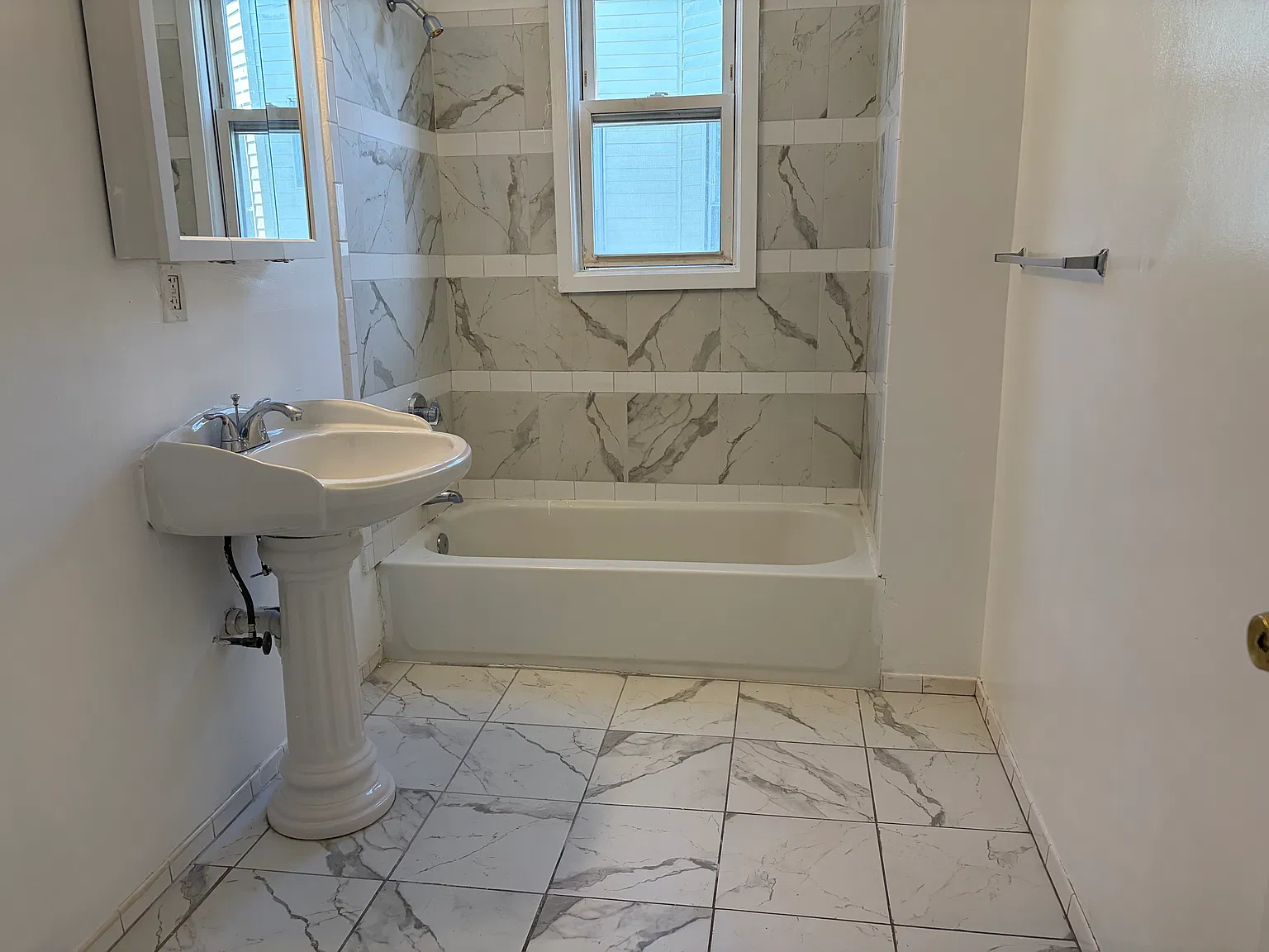 4 bed, 1000 sqft, $3,200 — Photo 1