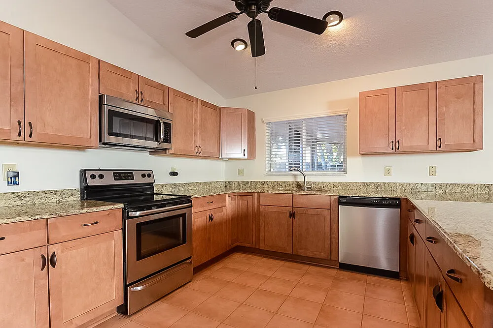 3 bed, 2.0 bath, 1952 sqft, $4,080 — Photo 4