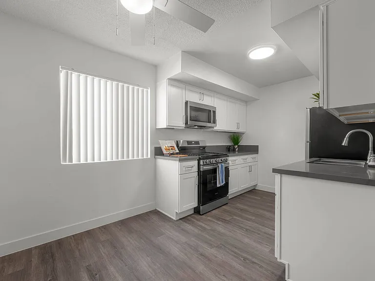 Sunset Square Apartments — Photo 17