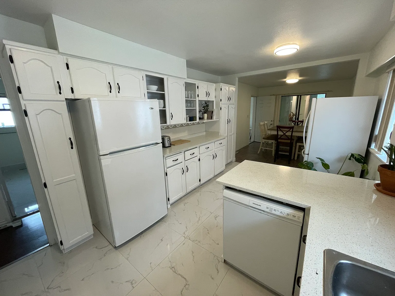 5 bed, 2500 sqft, $2,950 — Photo 2