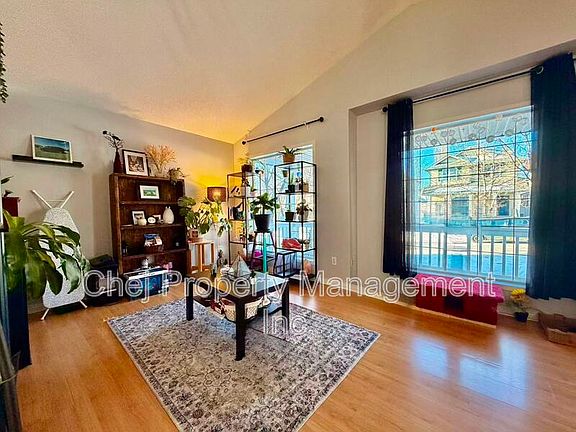 4th image of 1847 Tomlinson Cres NW