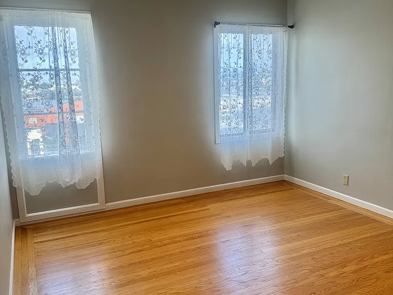 72 Robblee Ave — Photo 12