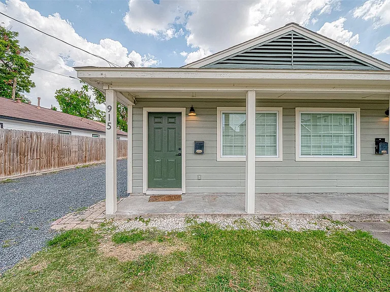 915 Adele St — Photo 3