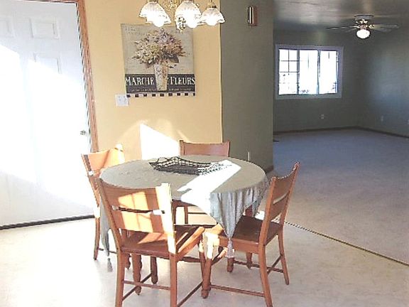 5th image of 563 W Oak St