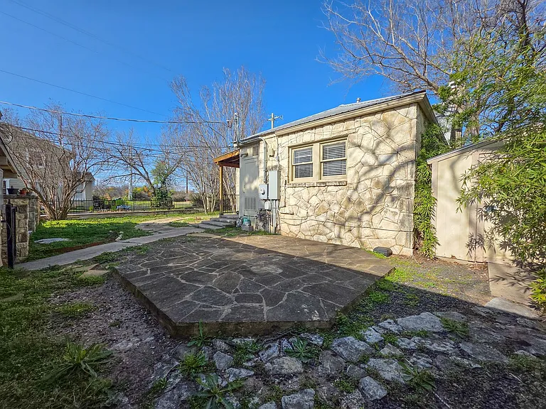 3901 Red River St — Photo 9