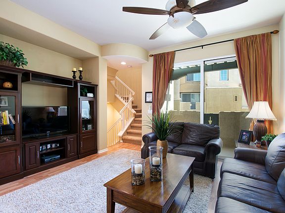 Living Room/Balcony