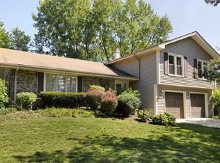 2S061 Stratford Rd, Glen Ellyn, IL 60137