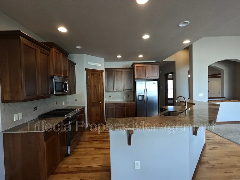 1032 Hessen Dr — Photo 8
