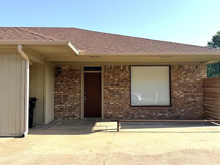902 W Avenue A — Photo 1