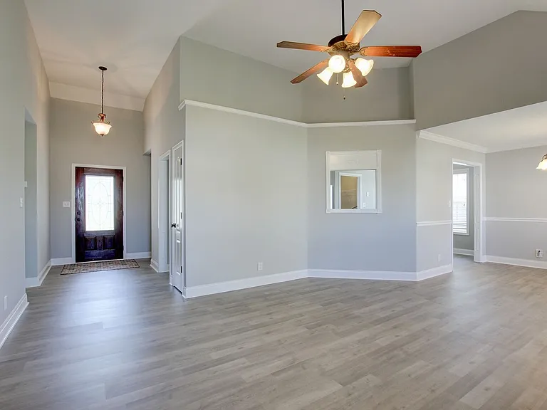 1384 Borrowdale Dr — Photo 3