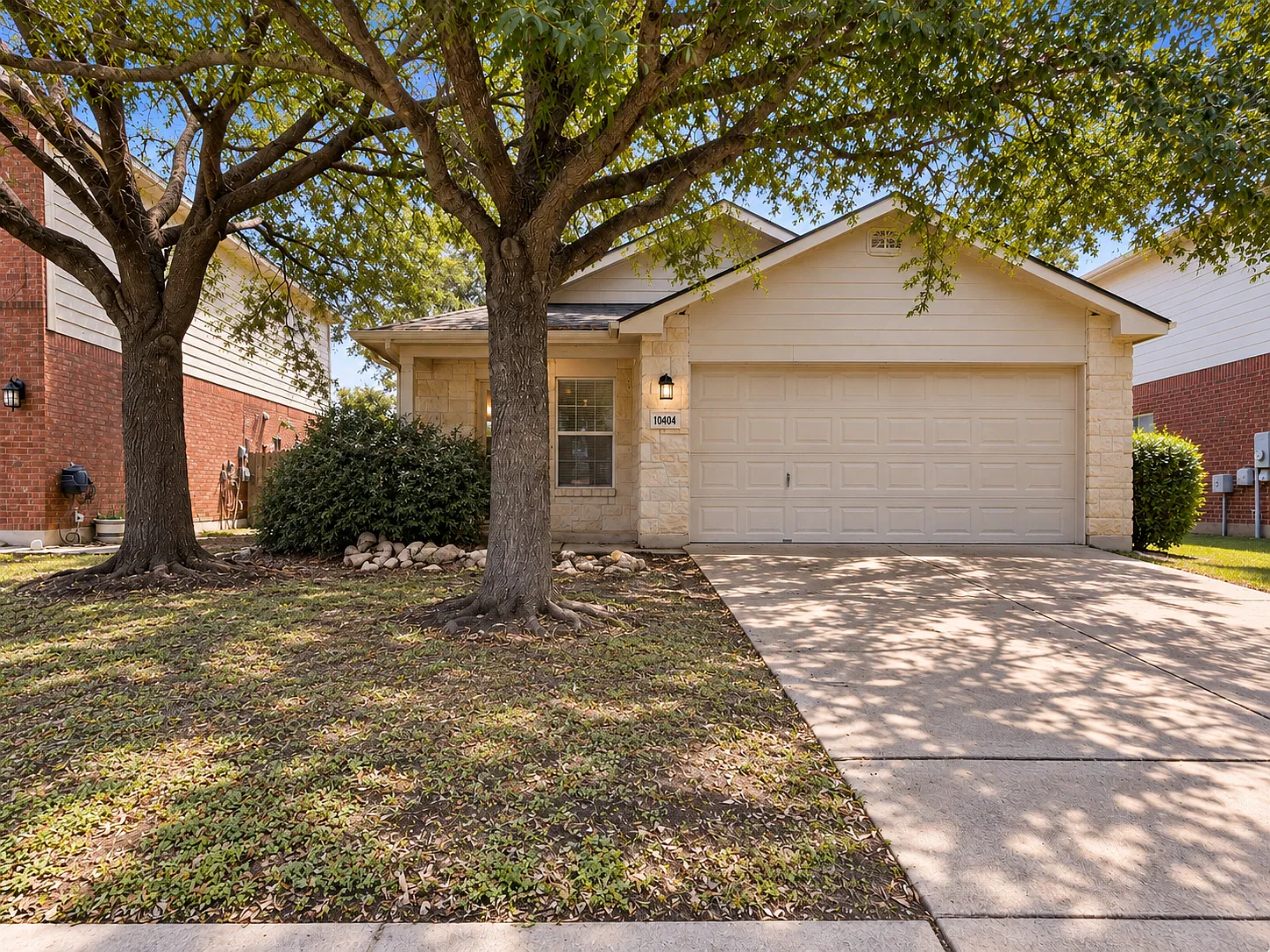 3 bed, 1364 sqft, $2,100 — Photo 1