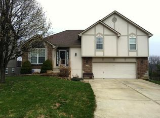 207 NE Lamplighter Ln, Blue Springs, MO 64014