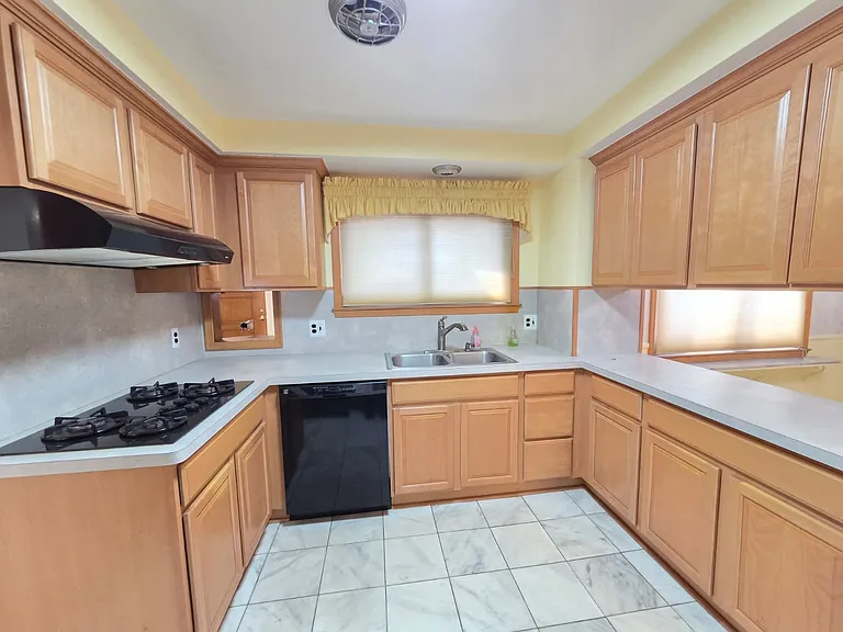 15915 Hilton St — Photo 7
