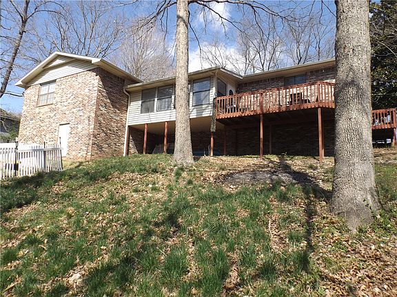 3rd image of 4 Crestwood Dr