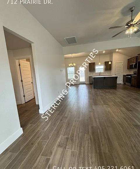 712 Prairie Ln — Photo 2