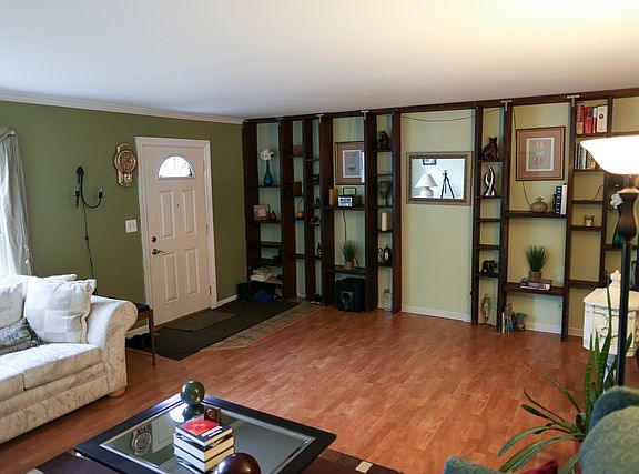 4th image of 833 Carnaby Ct