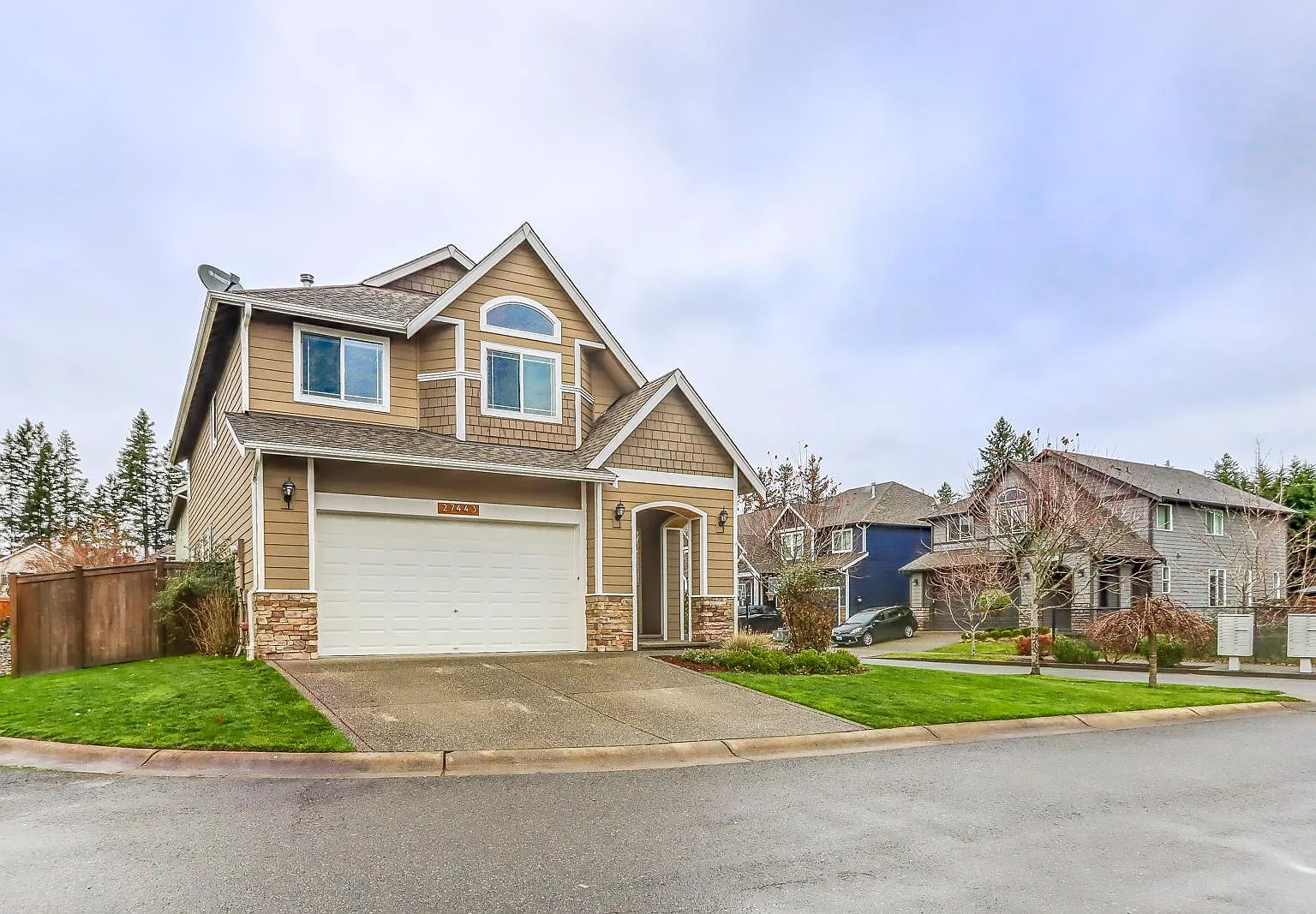 4 bed, 2.5 bath, 2460 sqft, $3,500 — Photo 2