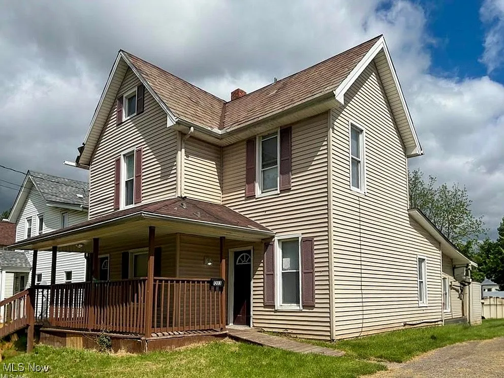 1203 Woodland St NE photo 1