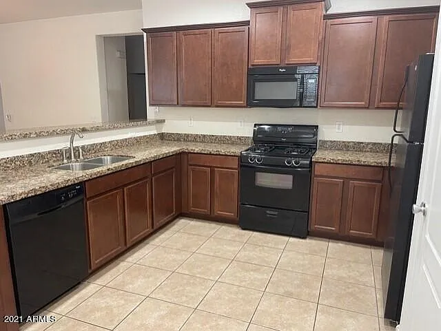 3 bed, 2.0 bath, 1810 sqft, $2,000 — Photo 4