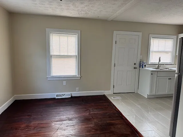 3 bed, 1326 sqft, $1,800 — Photo 4