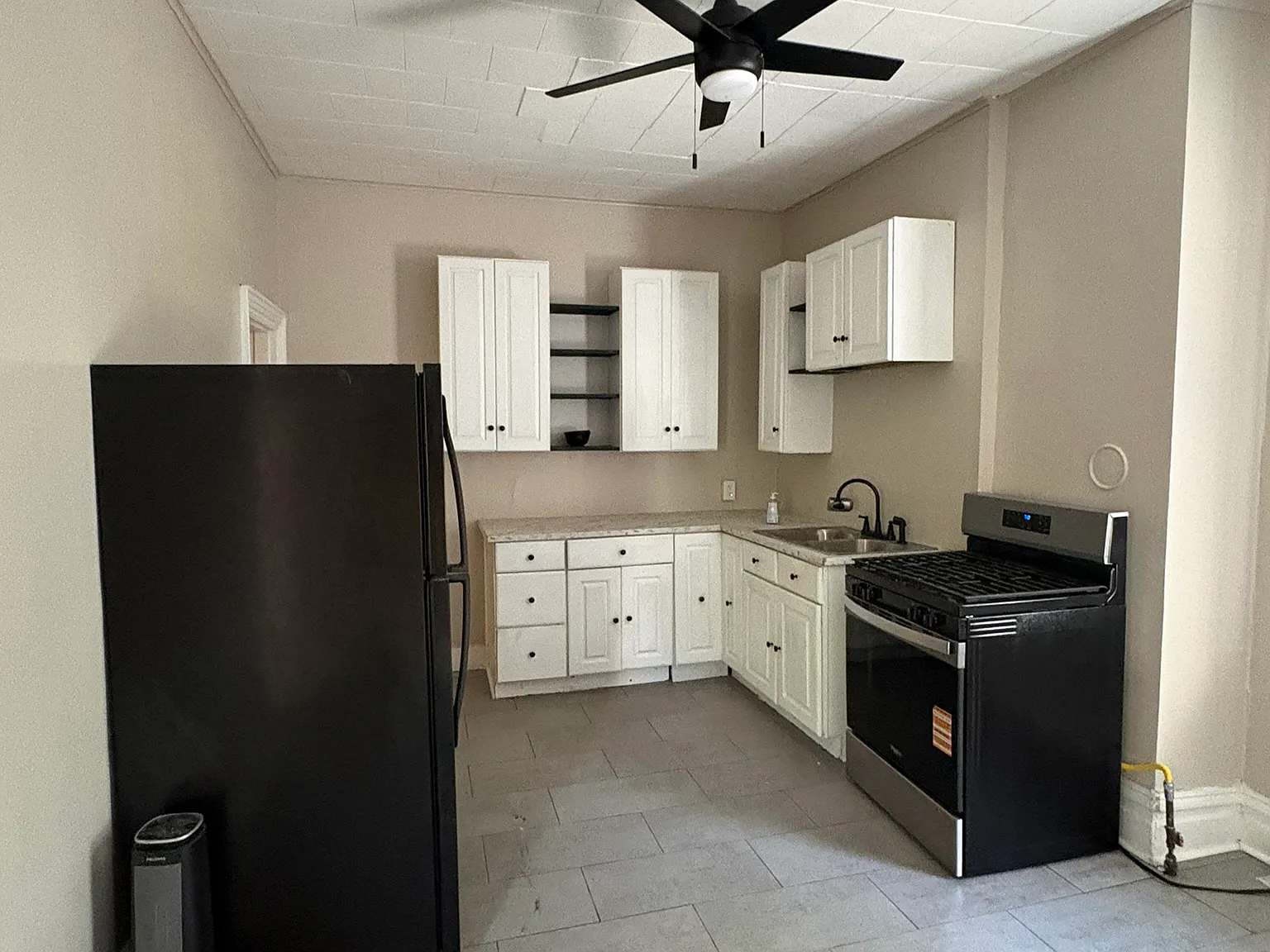 3 bed, 1.5 bath, 1152 sqft, $1,995 — Photo 2