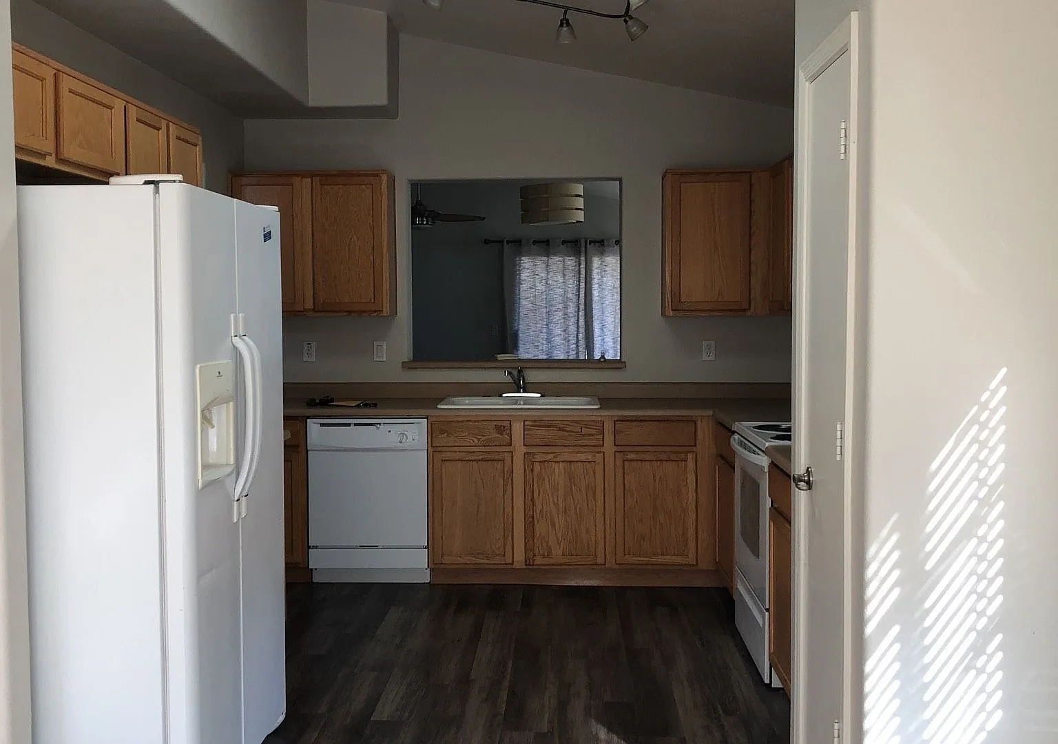 * Coming Soon *This Is A Stunning And Cozy 3 Bedroom, 2 Bathroom Home Single Story Home — Photo 4