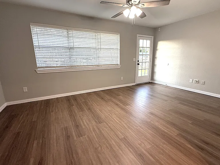 1543 Chisolm Trl — Photo 8