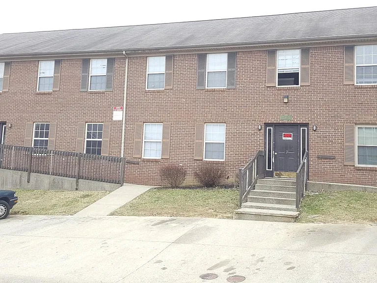 2524 Danielle Ln — Photo 2